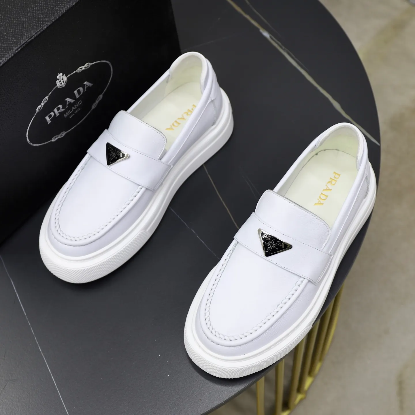 Ex-factory price: 500💰🙅‍♂️🙅‍♂️🙅‍♂️ Brand: PRADA Standard code: Men's code 38-44 (45 can be customized) Grade: Same style as the official website Original order quality Material: Original cowhide surface Comfortable lining Original outsole Style category: Men's fashionable casual leather shoes Distinguished big-name luxury elements Top luxury Color: Color of the actual picture